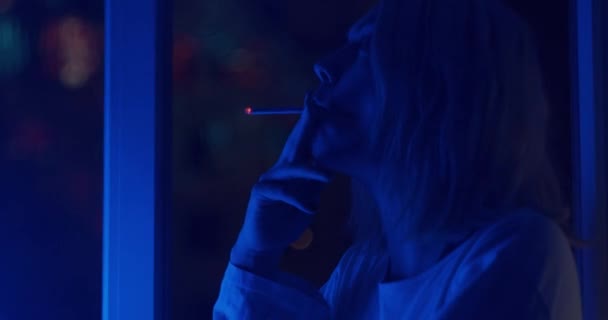 Dziewczyna Oknie Palenia Papierosów Nocy Światła Sylwetka — Wideo stockowe