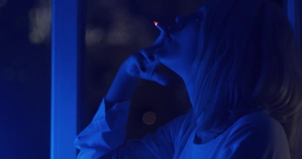 Dívka Okna Kouření Cigaret Noční Světlo Silueta — Stock video