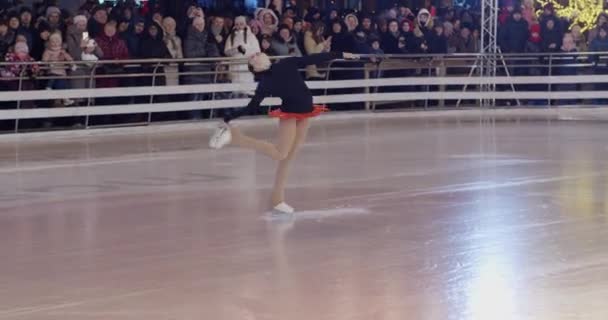 Menina Aprendendo Patinar Gelo Escola Patinagem Artística Jovem Patinador Artístico — Vídeo de Stock