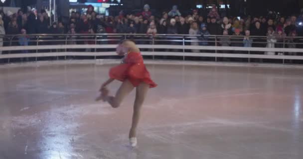 Klein Meisje Dat Leert Schaatsen Kunstschaatsen Jonge Kunstschaatser Oefent Schaatsbaan — Stockvideo