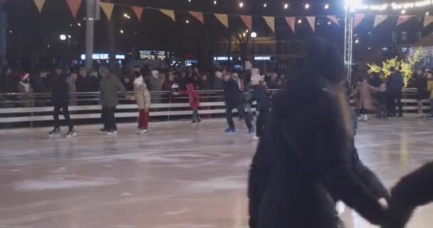 面白いティーンエイ ジャーの女の子と男の子 屋外スケート スケート — ストック動画