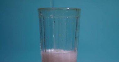 Cam deney şişesi içme suyu limonatasıyla dolu. Sağlıklı bir yaşam tarzı teması