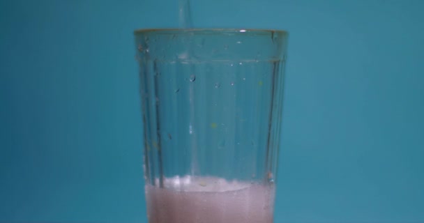 Le bécher en verre est rempli de limonade d'eau potable. Thème d'un mode de vie sain 