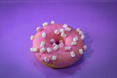 Mavi arka planda serpiştirilmiş pembe çöreğin düz uzantısı