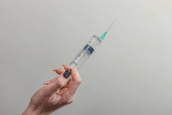 Spuit, medische injectie in de hand, palm of vingers. Apparatuur voor plastische vaccinatie met naald. Verpleegster of dokter. Vloeibare drugs of verdovende middelen. Gezondheidszorg in het ziekenhuis. — Stockfoto