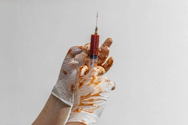 Arzt mit einer Spritze mit rotem Blut in der Hand. — Stockfoto