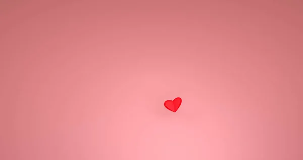 Amor fondo del día de San Valentín o fondo de boda. Corazones de papel rosa y rojo sobre un fondo azul pastel. Concepto de amor . — Foto de Stock