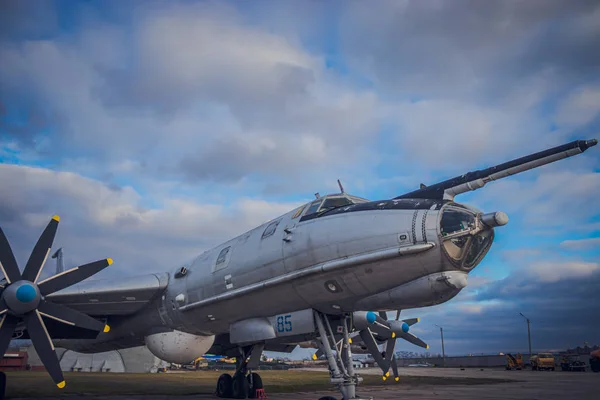 Museum der Luftfahrt in Kyiv ist durch eine große Sammlung militärischer Zivilflugzeuge und auch die Geschichte der Luftfahrt in der Ukraine vertreten — Stockfoto