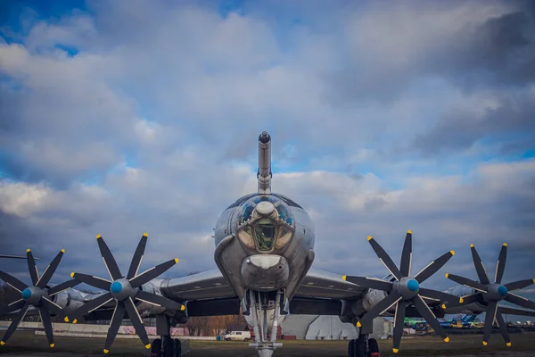 Музей авіації в Києві представлений великою колекцією військових цивільних літаків, а також історією авіації в Україні. — стокове фото