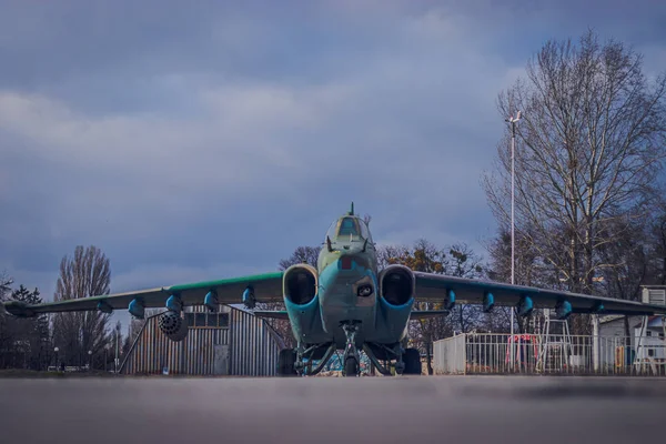 Музей авіації в Києві представлений великою колекцією військових цивільних літаків, а також історією авіації в Україні. — стокове фото