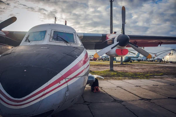 Museum der Luftfahrt in Kyiv ist durch eine große Sammlung militärischer Zivilflugzeuge und auch die Geschichte der Luftfahrt in der Ukraine vertreten — Stockfoto