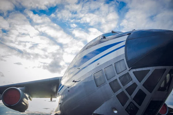 Museum der Luftfahrt in Kyiv ist durch eine große Sammlung militärischer Zivilflugzeuge und auch die Geschichte der Luftfahrt in der Ukraine vertreten — Stockfoto