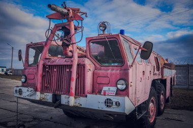 Klasik İtfaiye Aracı - Yola park edilmiş Kamyon.