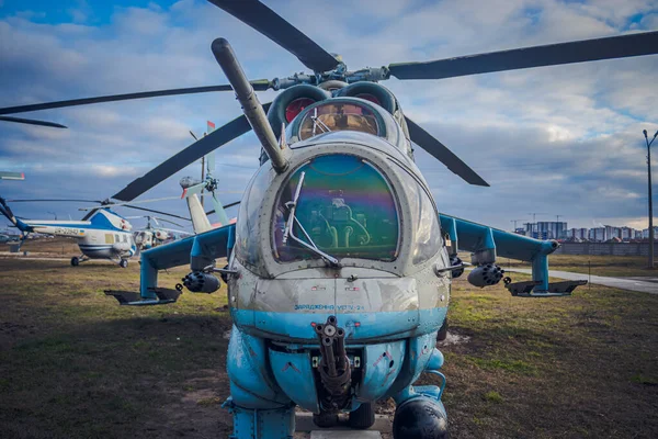 Музей авіації в Києві представлений великою колекцією військових цивільних літаків, а також історією авіації в Україні. — стокове фото