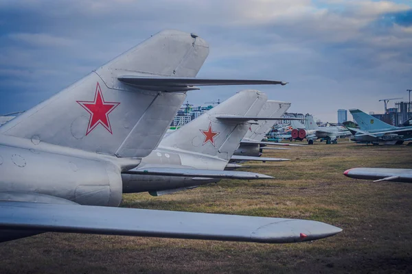 Музей авиации в Киеве представлен большой коллекцией военно-гражданских самолетов, а также историей авиации в Украине — стоковое фото