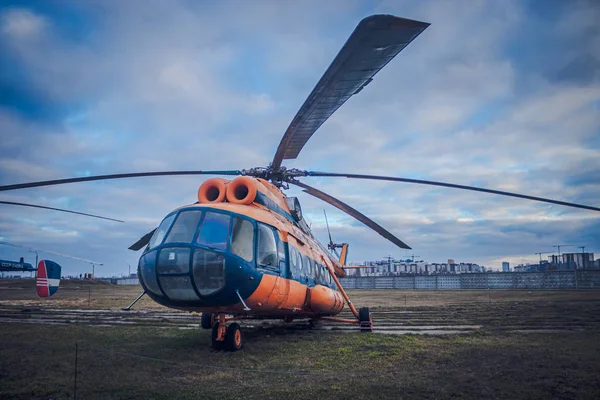 Museum der Luftfahrt in Kyiv ist durch eine große Sammlung militärischer Zivilflugzeuge und auch die Geschichte der Luftfahrt in der Ukraine vertreten — Stockfoto