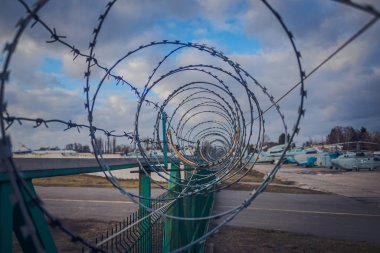 Dikenli telli bir çit