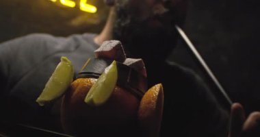 Karanlık bir odada nargile içen sakallı bir adam. Nargile yaşam tarzı ve sigara konsepti.