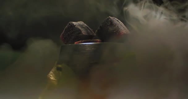 フカやshishaホット石炭、暗い黒い煙の背景. — ストック動画