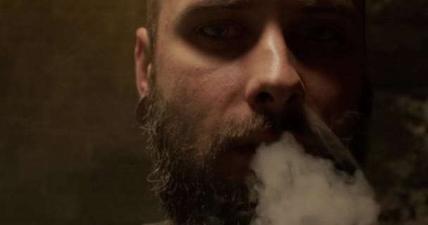 一个留着胡子的男人在一间黑暗的房间里抽烟 Hookah生活方式和吸烟概念 近视的水手的肖像画 — 图库视频影像
