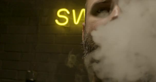 Γενειοφόρος Άντρας Που Καπνίζει Ναργιλέ Σκοτεινό Δωμάτιο Τρόπος Ζωής Hookah — Αρχείο Βίντεο