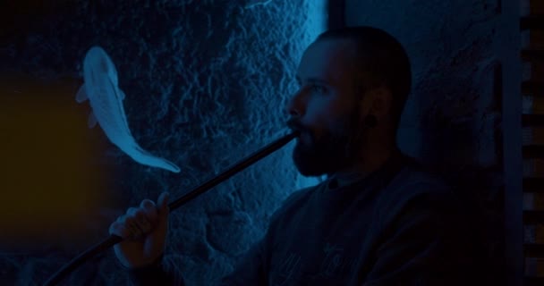 Γενειοφόρος Άντρας Που Καπνίζει Ναργιλέ Σκοτεινό Δωμάτιο Τρόπος Ζωής Hookah — Αρχείο Βίντεο