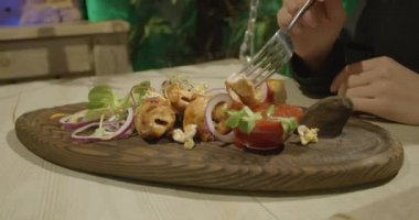 Kafede köfte yiyen bir kadın. Elini kapat.