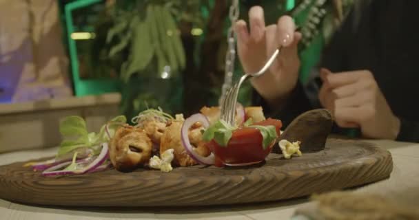 Mujer comiendo albóndigas horizontales en la cafetería. De cerca la mano — Vídeo de stock