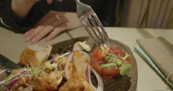 Kvinnan äter köttbullar horisontellt på caféet. Närbild hand — Stockvideo