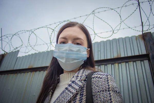 市内の大気汚染でフェイスマスクを着用した女性 — ストック写真
