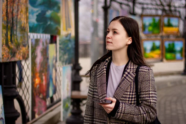 Mujer Joven Mirando Pintura Moderna Galería Arte —  Fotos de Stock