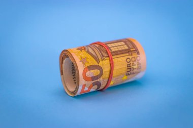 50 avroluk banknotlar bir araya toplandı. Yaklaşık 2500 avro değerinde. mavi arkaplan
