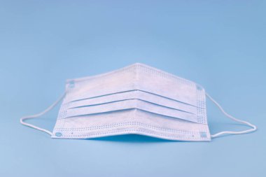 Mavi Tıbbi Tek Kullanılan Yüz Maskesi. Covid-19 - Roman Coronavirus pnömonisi WHO 'dan resmi adı aldı: COVID-19. Kulaklıklı tek kullanımlık nefes filtresi maskesi