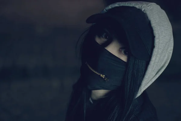 Menina em máscara preta com zíper na rua perto — Fotografia de Stock