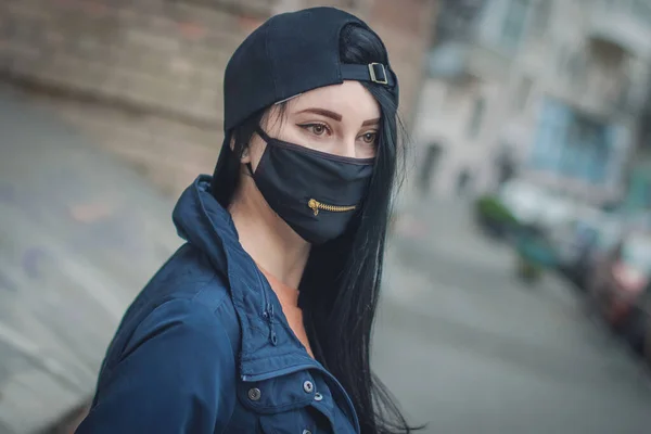 Menina em máscara preta com zíper na rua — Fotografia de Stock