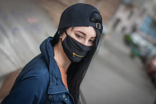 Menina em máscara preta com zíper na rua — Fotografia de Stock
