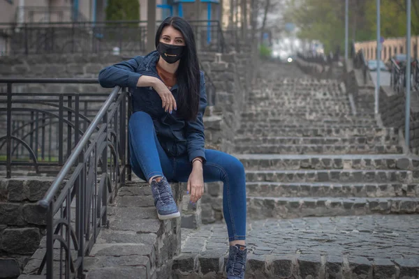 Menina em máscara preta com zíper na rua — Fotografia de Stock
