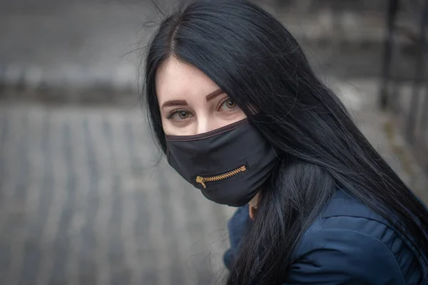 Девушка в черной маске с молнией на улице — стоковое фото