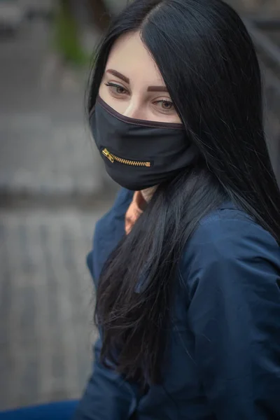 Menina em máscara preta com zíper na rua — Fotografia de Stock