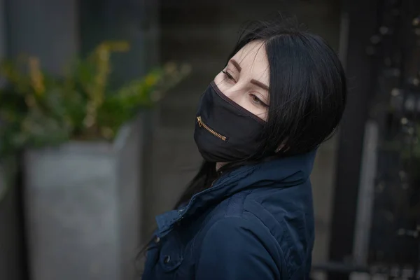 Девушка в черной маске с молнией на улице — стоковое фото