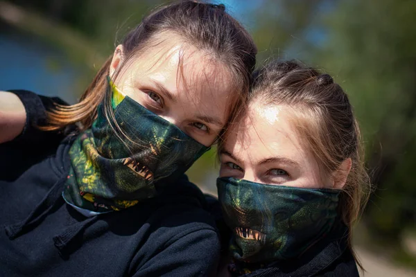 Retrato Duas Garotas Brancas Positivas Com Máscara Protetora Facial Colorida — Fotografia de Stock