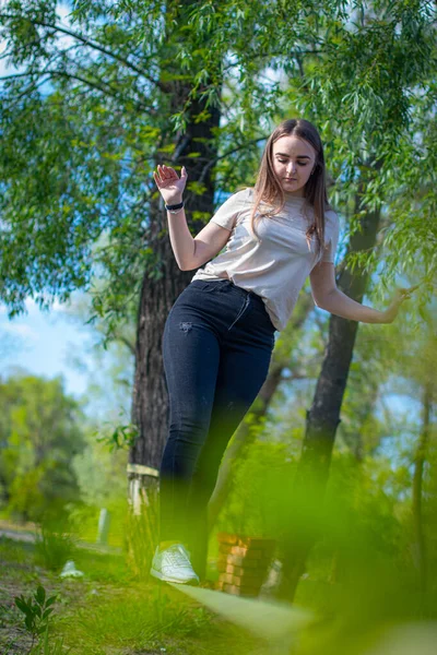 Adolescente Equilibrio Slackline Con Vista Cielo Playa — Foto de Stock