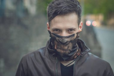 Sokakta korkunç maskeli bir maymun..