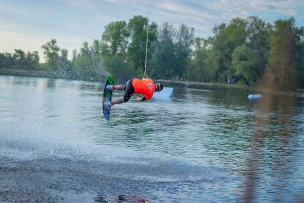 キエフ ウクライナ 2020年5月9日 ウェイクボード ウェイクサーフィン 男性選手が水上ボード ウォータースポーツの波に乗っています 水上スキー 男はボードでウォータースポーツをする — ストック写真