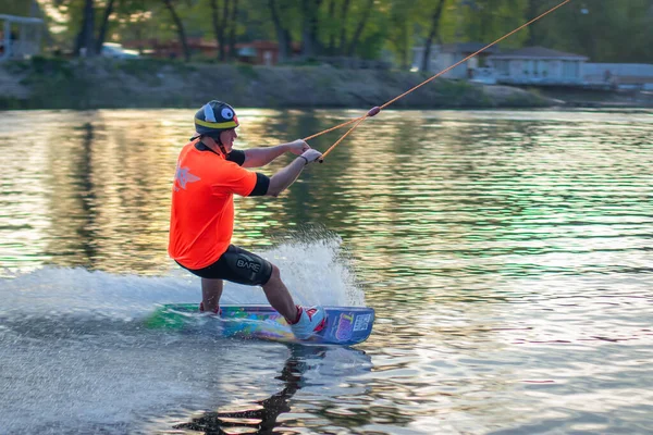 Kiev Ucrânia Maio 2020 Wakeboarding Wakesurfing Atleta Masculino Percorre Ondas — Fotografia de Stock