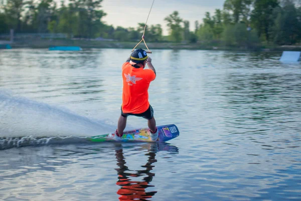 キエフ ウクライナ 2020年5月9日 ウェイクボード ウェイクサーフィン 男性選手が水上ボード ウォータースポーツの波に乗っています 水上スキー 男はボードでウォータースポーツをする — ストック写真