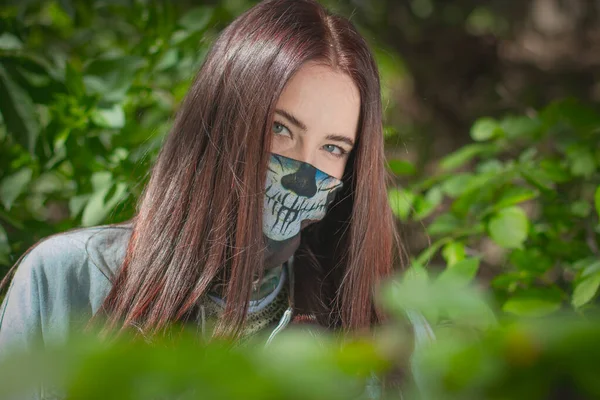 Πορτρέτο Του Θετικού Καυκάσου Κορίτσι Χρώμα Προσώπου Προστατευτική Μάσκα — Φωτογραφία Αρχείου