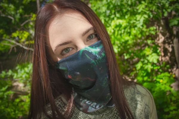 Porträtt Positiv Vit Flicka Med Färg Ansiktsskydd Mask — Stockfoto