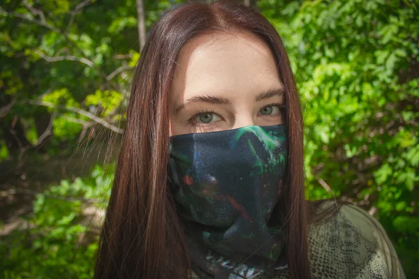 Pozitív Kaukázusi Lány Portréja Színes Arcvédő Maszkkal — Stock Fotó