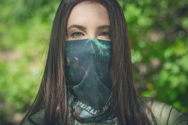 Retrato Menina Branca Positiva Com Máscara Protetora Facial Cor — Fotografia de Stock